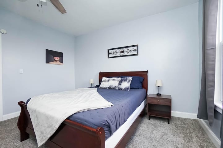 Spavaća soba br. 2 ima bračni krevet (160x200) i pametni TV od 81cm.