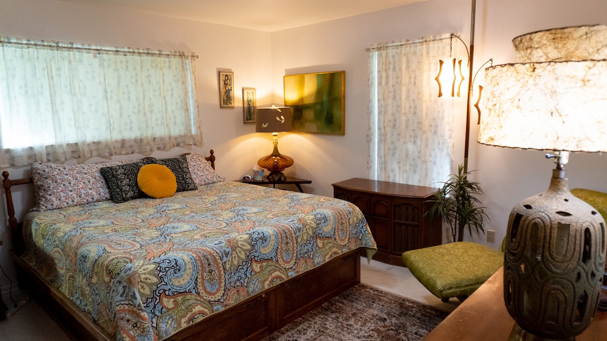 主卧配备King Tempur-pedic床垫，让您倍感舒适体验。