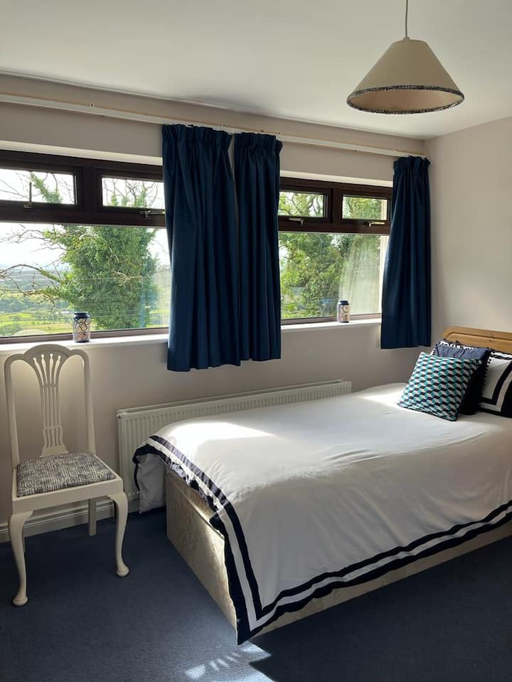 غرفة نوم في الطابق العلوي رقم001 (مع سريرين مفردين).