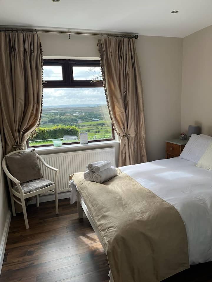 غرفة نوم في الطابق السفلي #001 (مع سرير مزدوج).