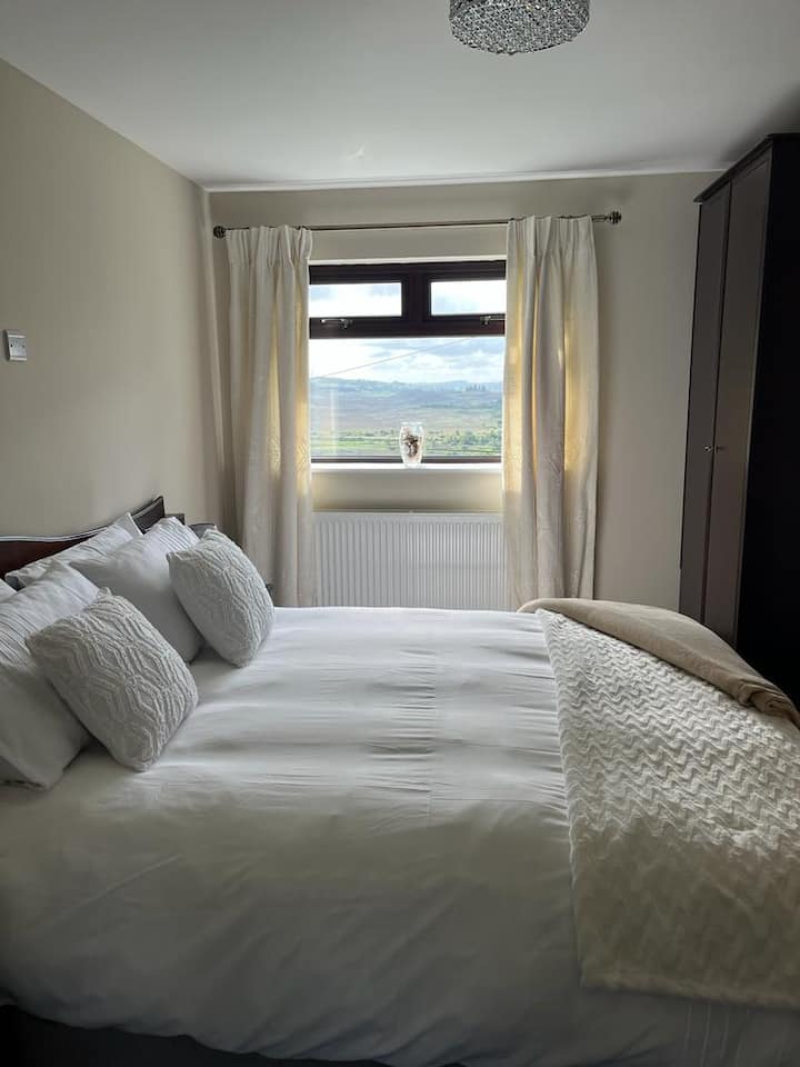 غرفة نوم صعود الدرج #002 (مع سرير مزدوج).