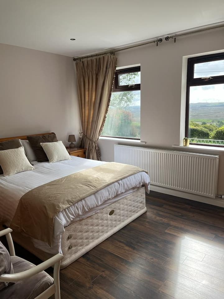 غرفة نوم أسفل الدرج #002 (مع سرير مزدوج).