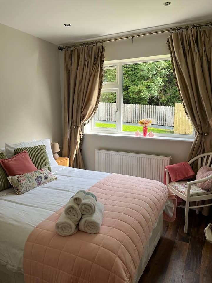 غرفة نوم أسفل الدرج رقم003 (مع سرير مزدوج).