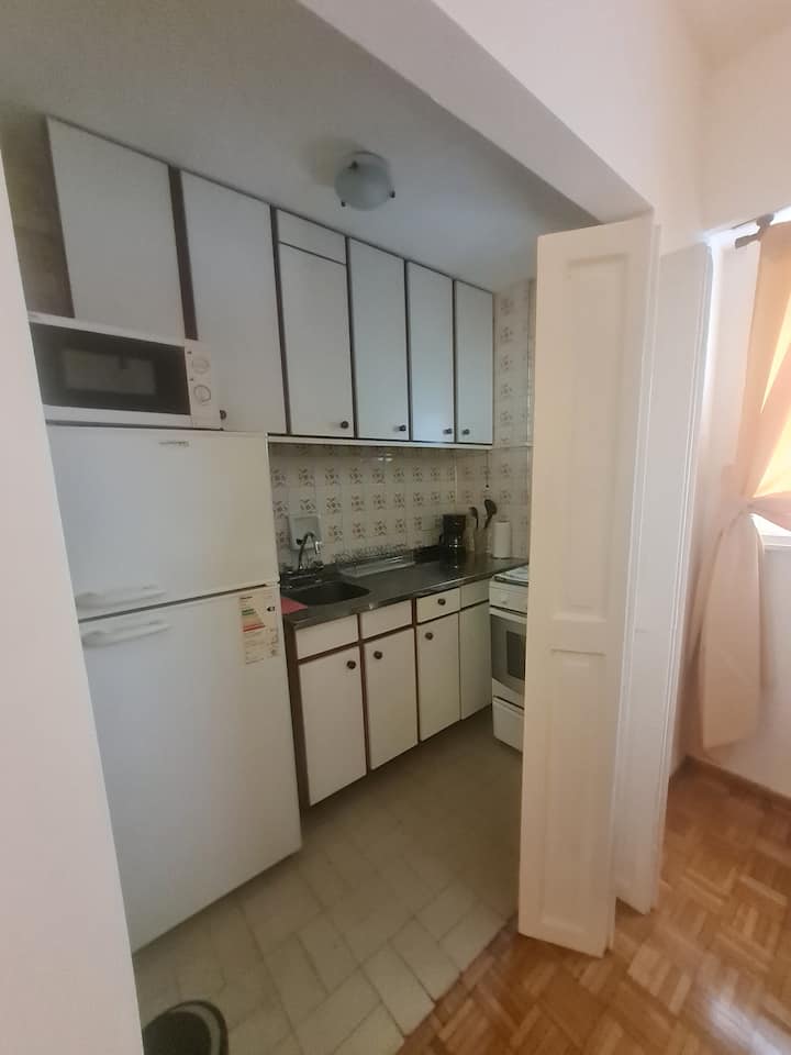 Kitnet mobiliada no centro de Retiro