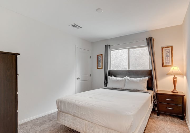 Chambre 4 : Lit Queen

Trouvez le confort et la détente dans la chambre 4, ornée d'un lit queen size confortable.