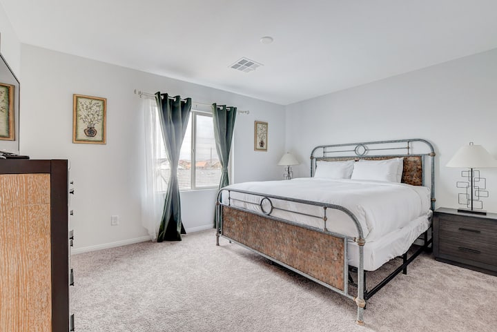 Chambre 2 : découvrez le mélange parfait de confort et de style dans la chambre 2, avec un lit king size.