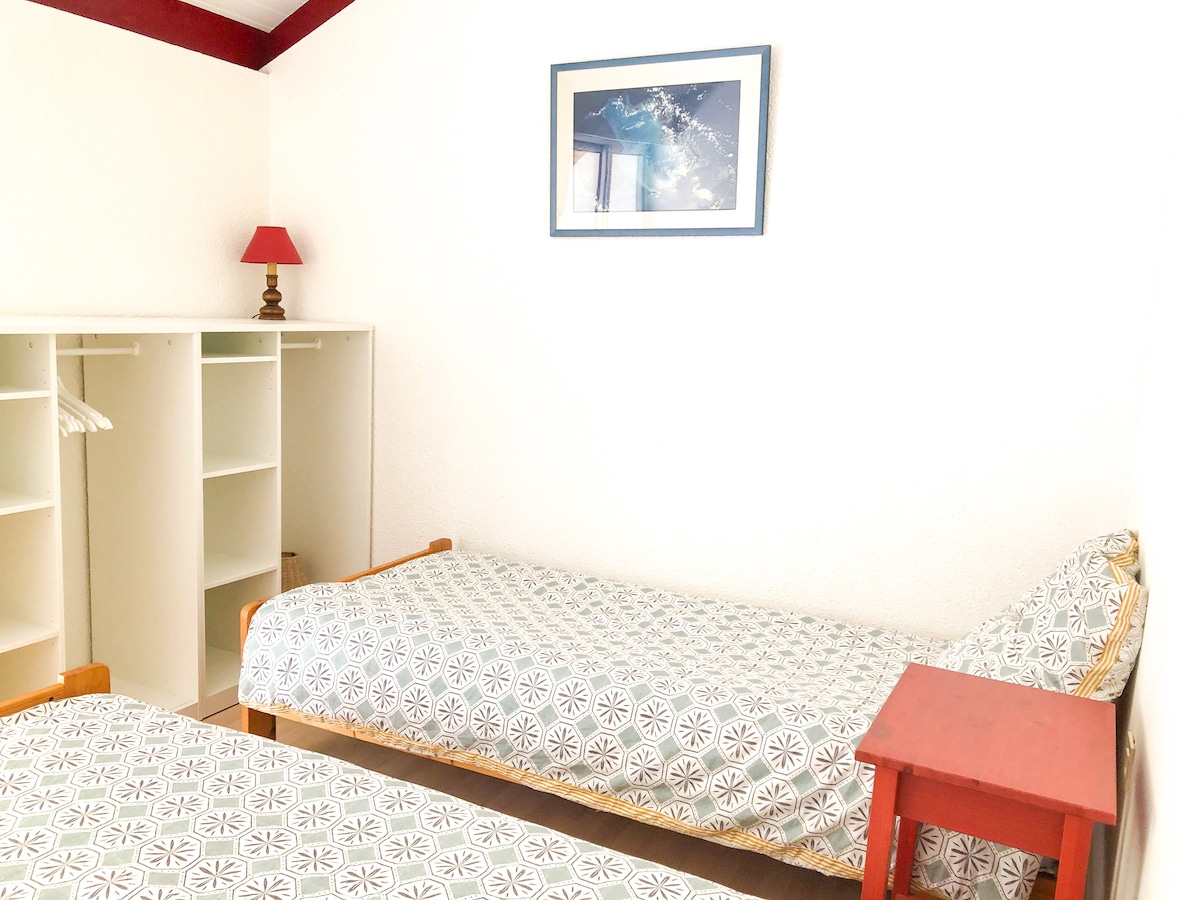 Begane grond slaapkamer met 2 tweepersoonsbedden en dressings