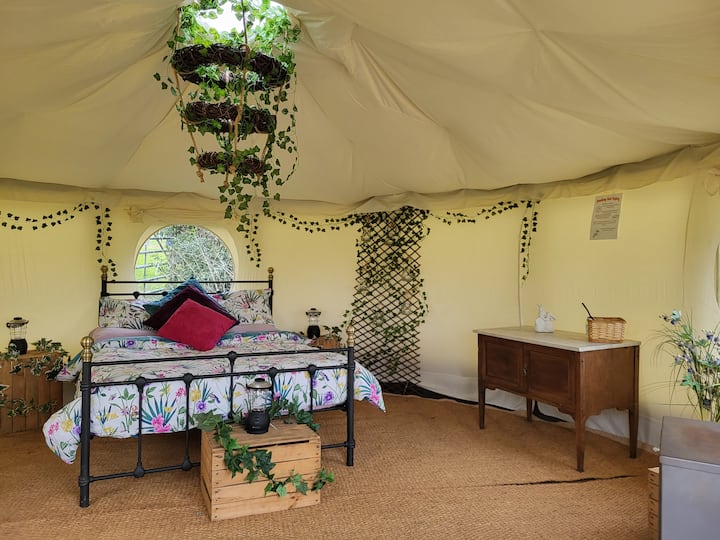 The Hereford Yurt With Wood Fired Hottub - Nantwich