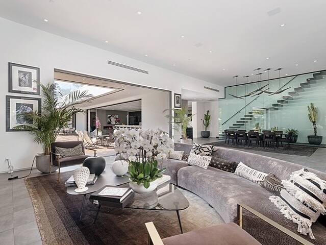 Tropical Paradise,Beverly Hills. gallery image 5