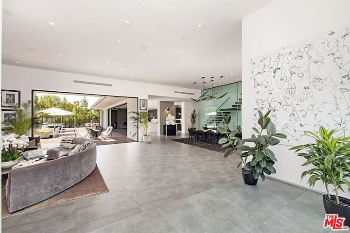 Tropical Paradise,Beverly Hills. gallery image 4