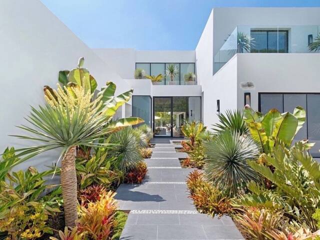 Tropical Paradise,Beverly Hills. gallery image 3