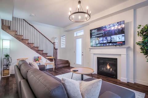 Top performing Airbnb: Toronto [45 mins] Sleep 8| Free Parking | Backyard in Toronto Metropolitan Area