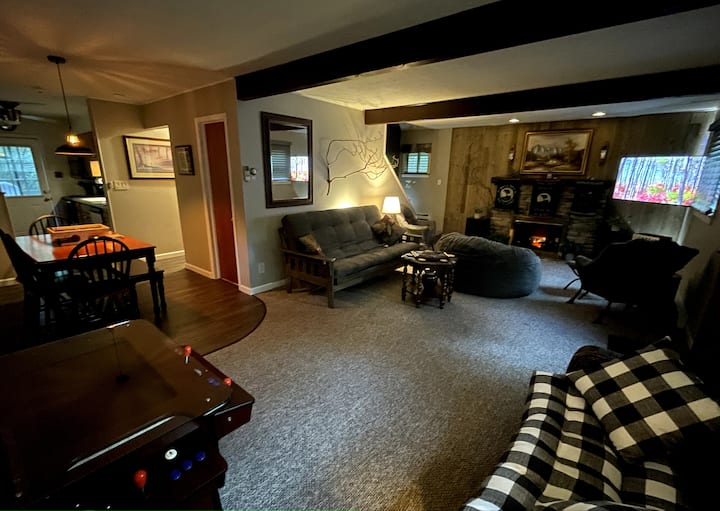 พื้นที่นั่งเล่นสถานีเล่นเกมร้านอาหาร