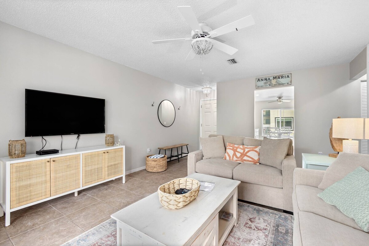 Newly updated 2B/2B condo, walk to the beach! Condominiums for Rent