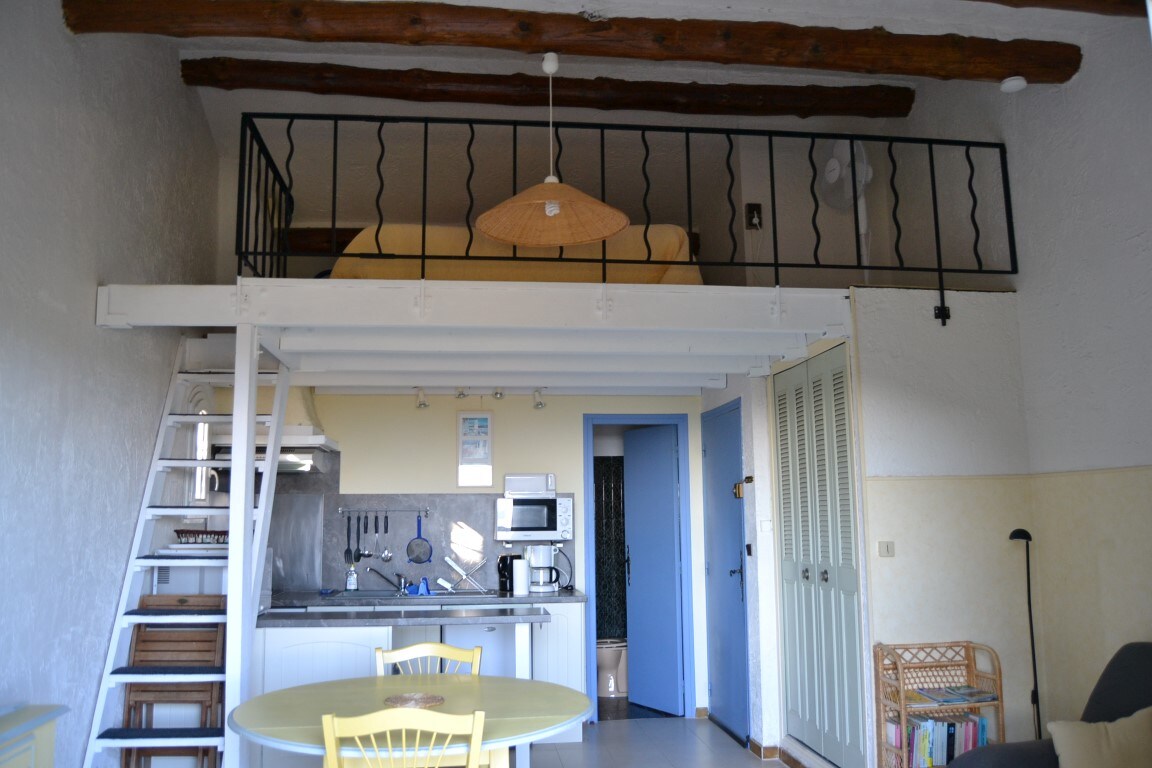 Mezzanine avec le lit