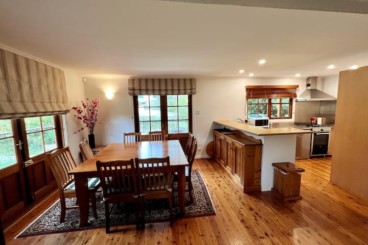 Imis Cottage - 3 Bedroom Cottage (Sleeps 8) - Katoomba
