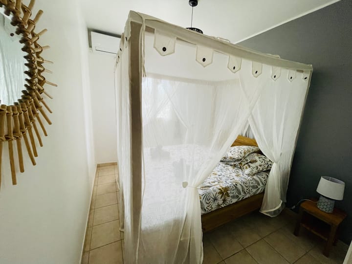 chambre lit baldaquin avec moustiquaire
nouveau matelas mémoire de forme Bultex