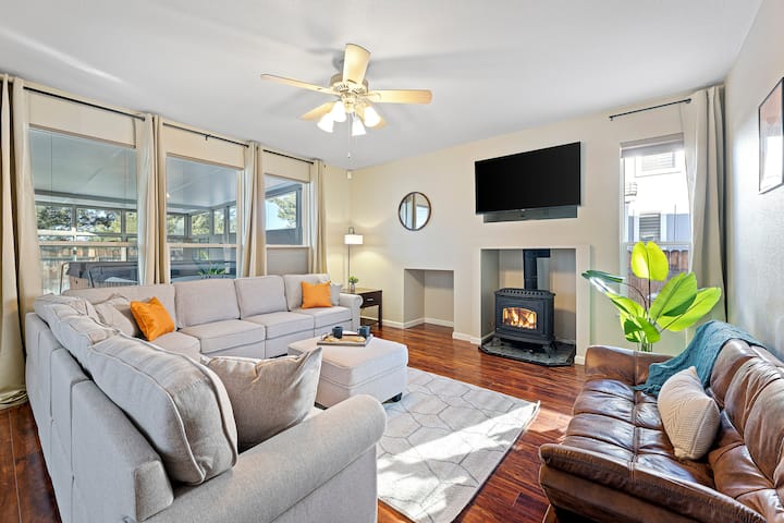 مع أريكة كبيرة وفوتون جلدي للنوم ، تحتوي غرفة المعيشة لدينا على مساحة كبيرة لمجموعتك بأكملها للانتشار ومشاهدة فيلم أو تلفزيون!