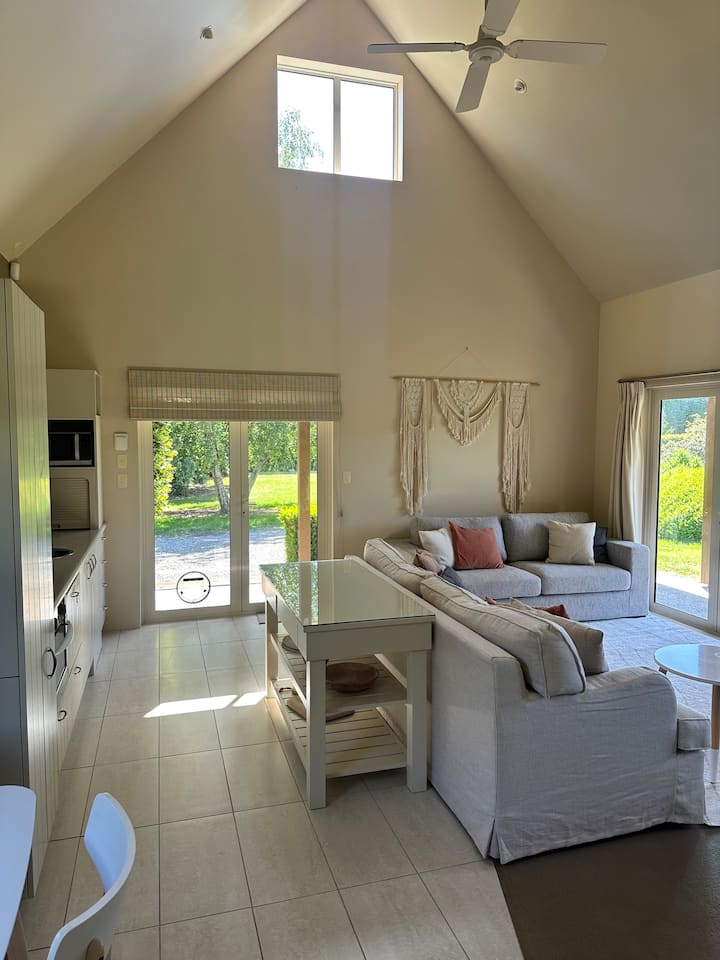 Private Cottage In Te Horo - Manakau