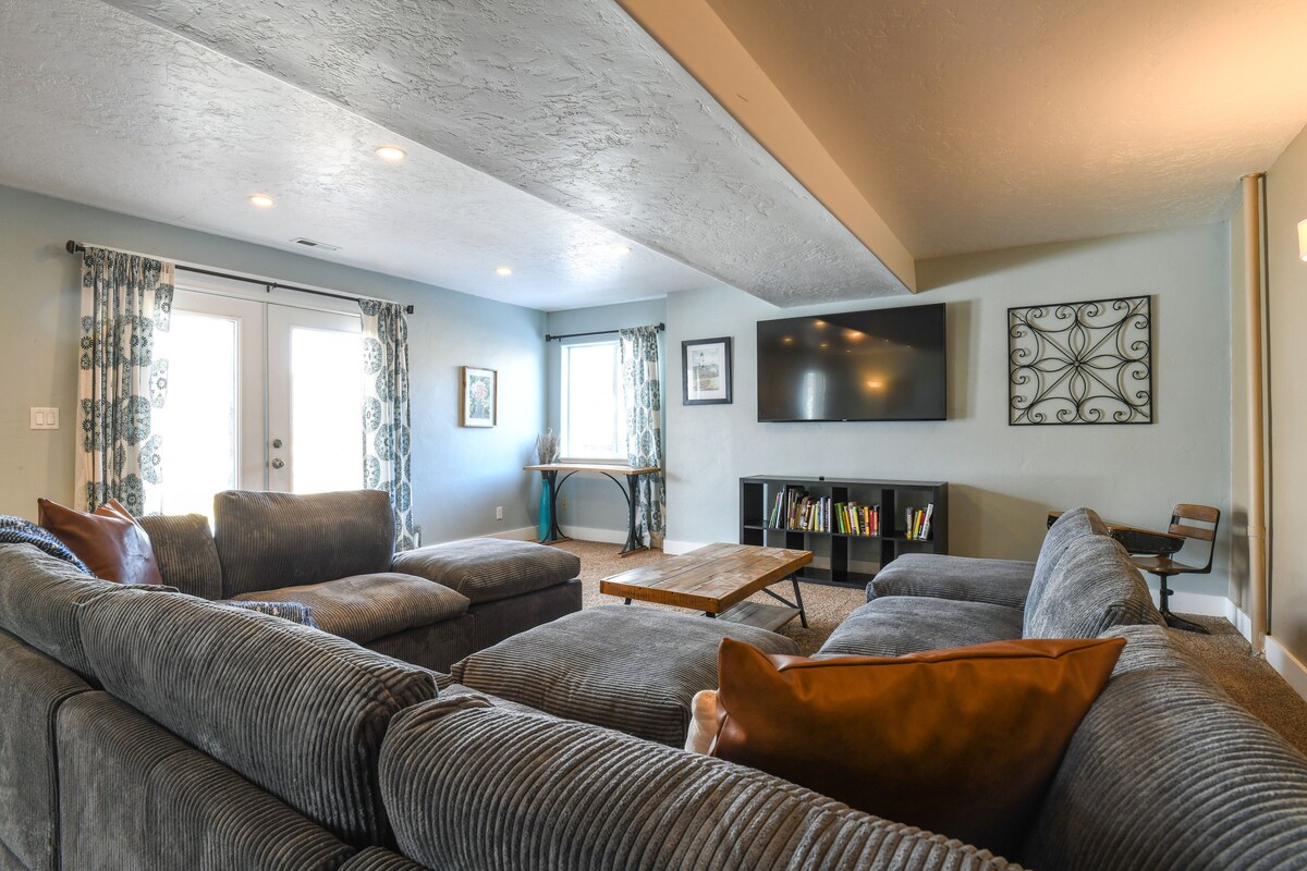 Popular Airbnb listing: Hot Tub • Fenced Yard • BBQ Deck • Scenic Views in Spanish Valley