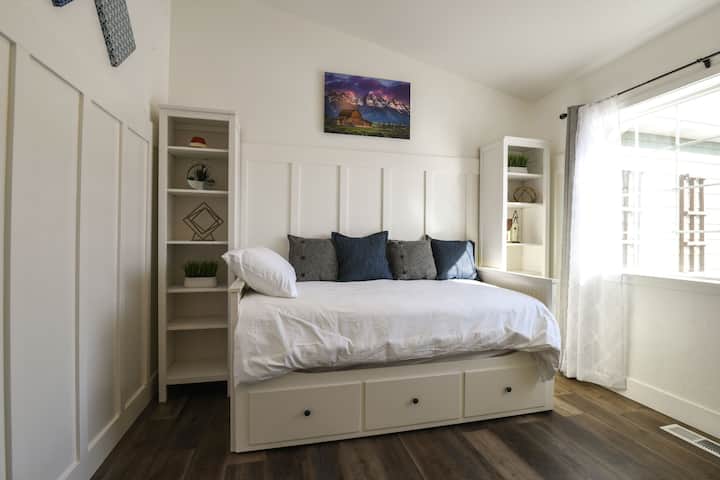 Წინა საძინებელი მთავარ სართულზე, ლა ‑ სალის მთების ხედებით. Ორადგილიანი საწოლი, დამატებითი ორადგილიანი საწოლი ქვემოთ