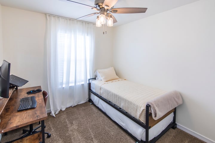 مكتب/غرفة نوم (توأمان)