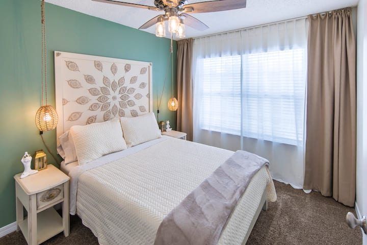 غرفة نوم تضم سرير كوين