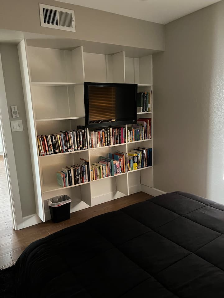 Mini bibliothèque de la chambre d'amis au rez-de-chaussée. J'ajoute des livres tout le temps ! Ce sera plus au moment où vous réserverez ce logement.