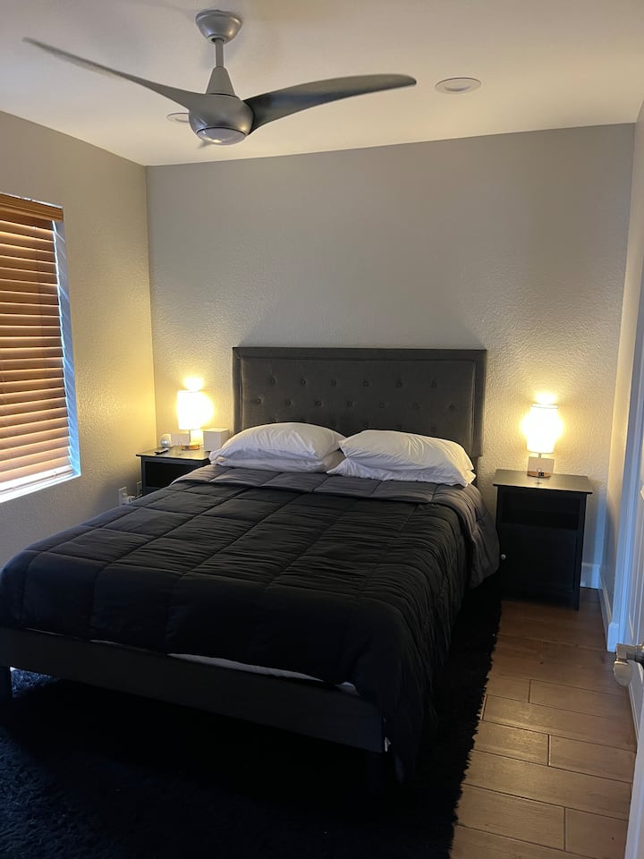 Chambre d'hôtes au rez-de-chaussée avec bibliothèque et télévision à écran plat