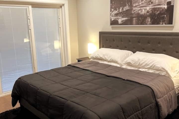 Très grand lit king size super confortable dans la chambre principale.