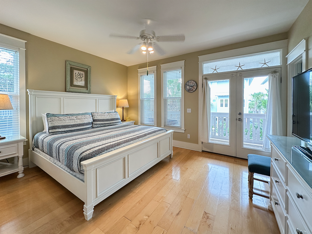 ห้องสวีทหลักชั้น 2 มีทางเข้าส่วนตัวไปยังระเบียงที่มีหลังคาด้านหน้าที่พัก