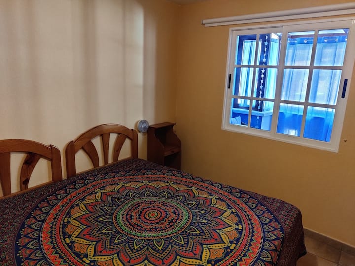 Mwonekano wa chumba cha kulala (dirisha linaelekea kwenye chumba cha kijani)