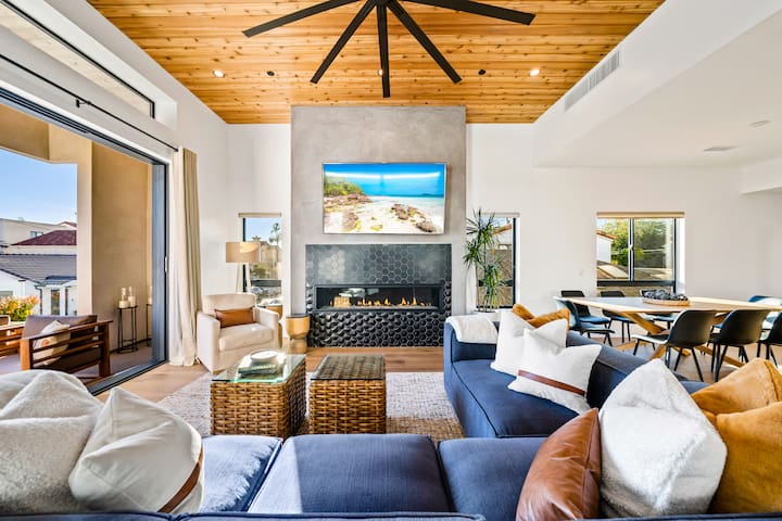 Naples Modern Home gallery image 2