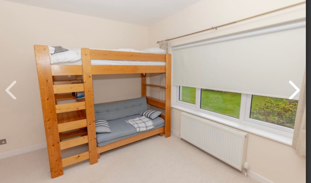 Dormitorio en planta baja con sofá cama doble y litera individual