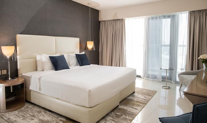 غرفة نوم بسرير كبير