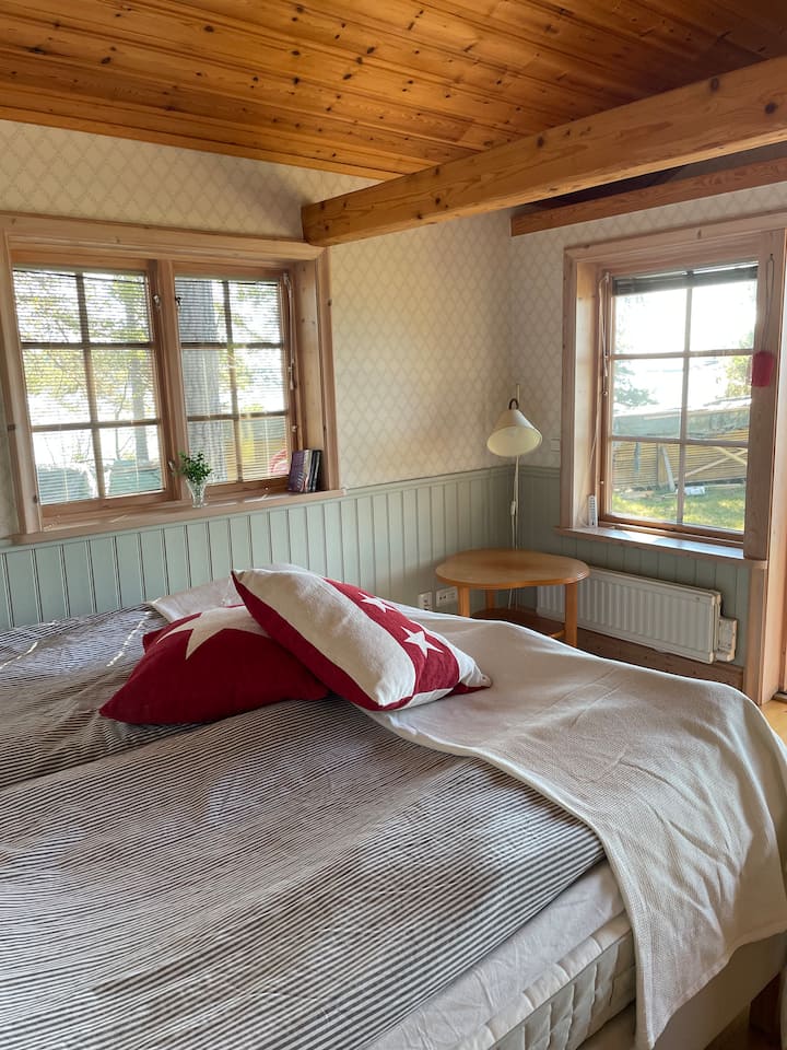 "Ängshuset" avec lit double, toilettes/douche