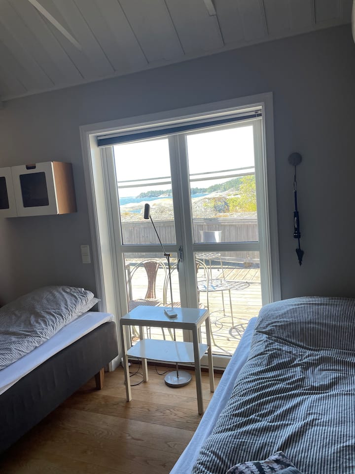 « dispense » 2 lits simples, loft avec 2 matelas au sol, WC/douche, cuisine entièrement équipée, coin repas/salon