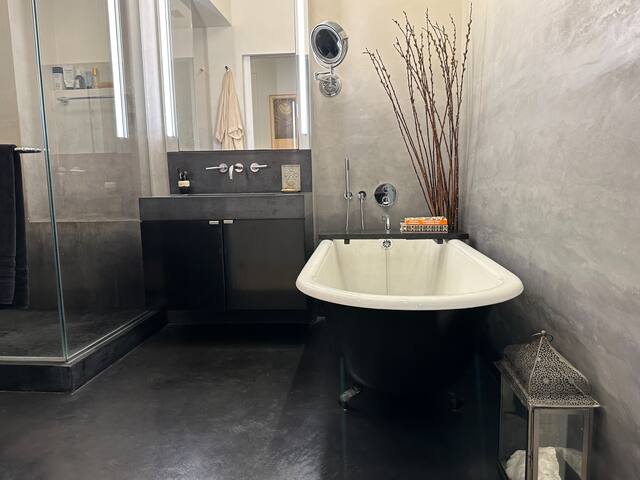 Bright & Spacious NYC Sanctuary gallery image 2