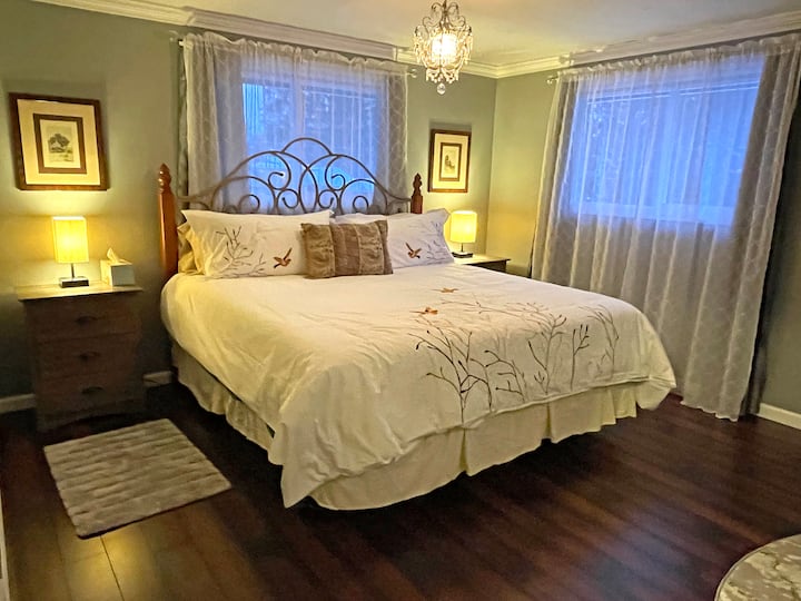 主卧：记忆泡沫加大双人床、套房壁炉、电视、起居区和卫生间。