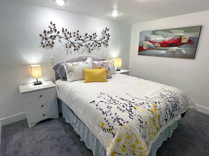 卧室# 5 ：标准双人床。记忆泡沫床垫。  它被命名为：当代艺术室