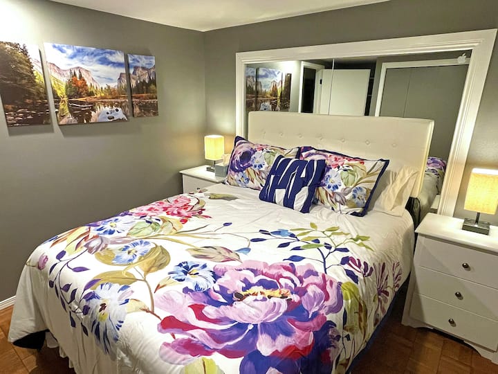 卧室# 3 ：标准双人床。记忆泡沫床垫。  它被命名为：灵感艺术室。