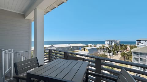 Sleeps 12, Gulf views & just steps to the beach