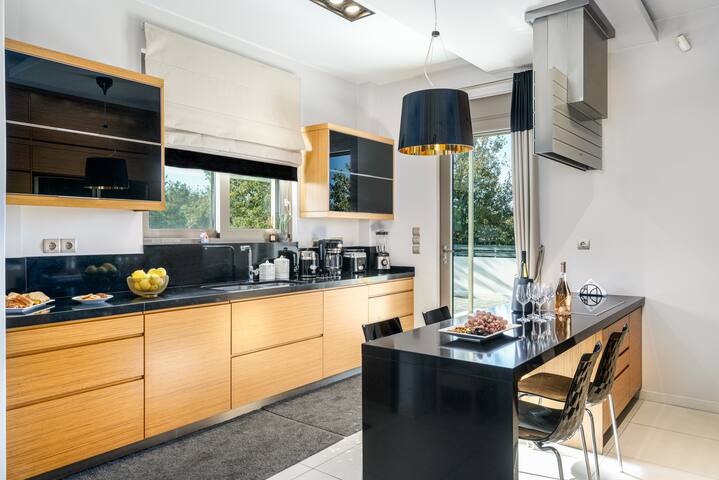 FREE Breakfast/heated Pool/Playground/5km from Sea gallery image 5