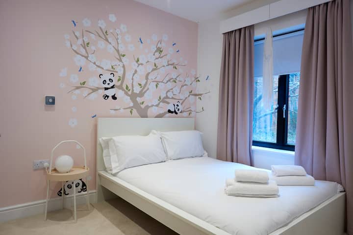 Სტუმრების საძინებელი ორადგილიანი საწოლით და დიდი კარადებით. 