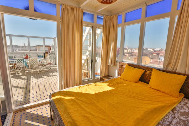 Спалня с двойно легло на терасата на покрива 