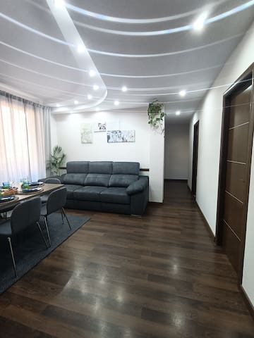 Sagrada Familia flat for 8 pple!