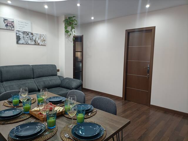 Sagrada Familia flat for 8 pple! gallery image 5