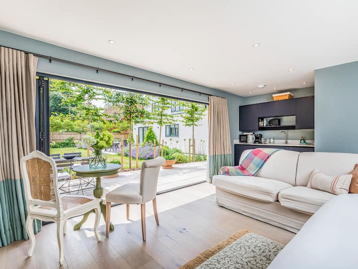 Charming Bosham Garden Lodge | Pass The Keys - Bosham