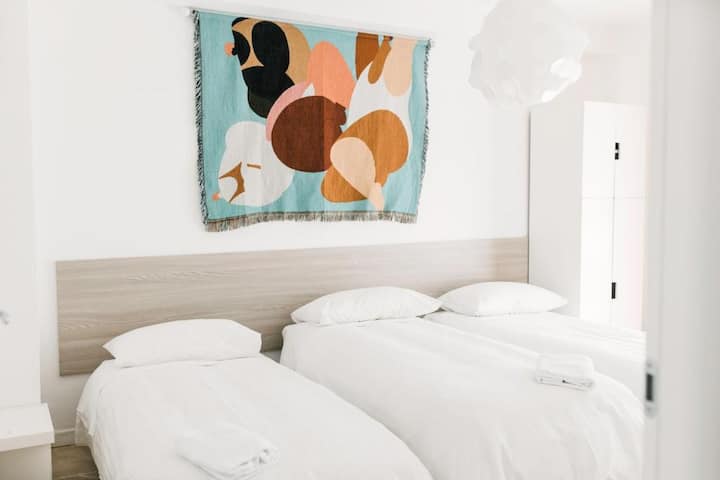 غرفة نوم في الطابق الأرضي، متصلة بشكل ملائم بالمطبخ والحمام الرئيسي للمنزل، مما يوفر الراحة وإمكانية الوصول التي لا هوادة فيها.