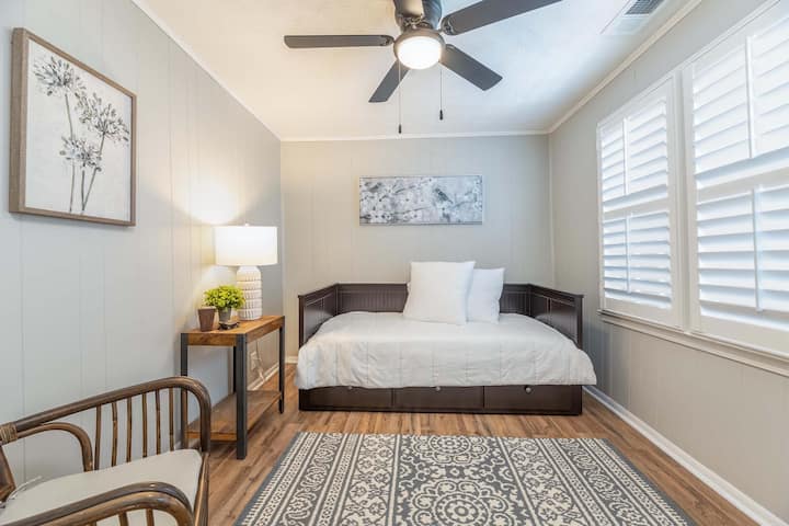 Secondary bedroom with twin bed